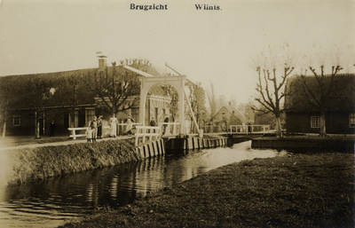 15330 Gezicht in de Oudhuizerweg met wetering, bebouwing en beplanting te Wilnis uit het westen; met in het midden de ...